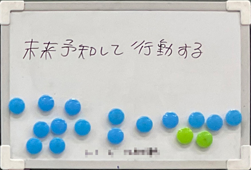 生徒Aのホワイトボードに、青と緑の磁石でリアクションが付けられている　画像