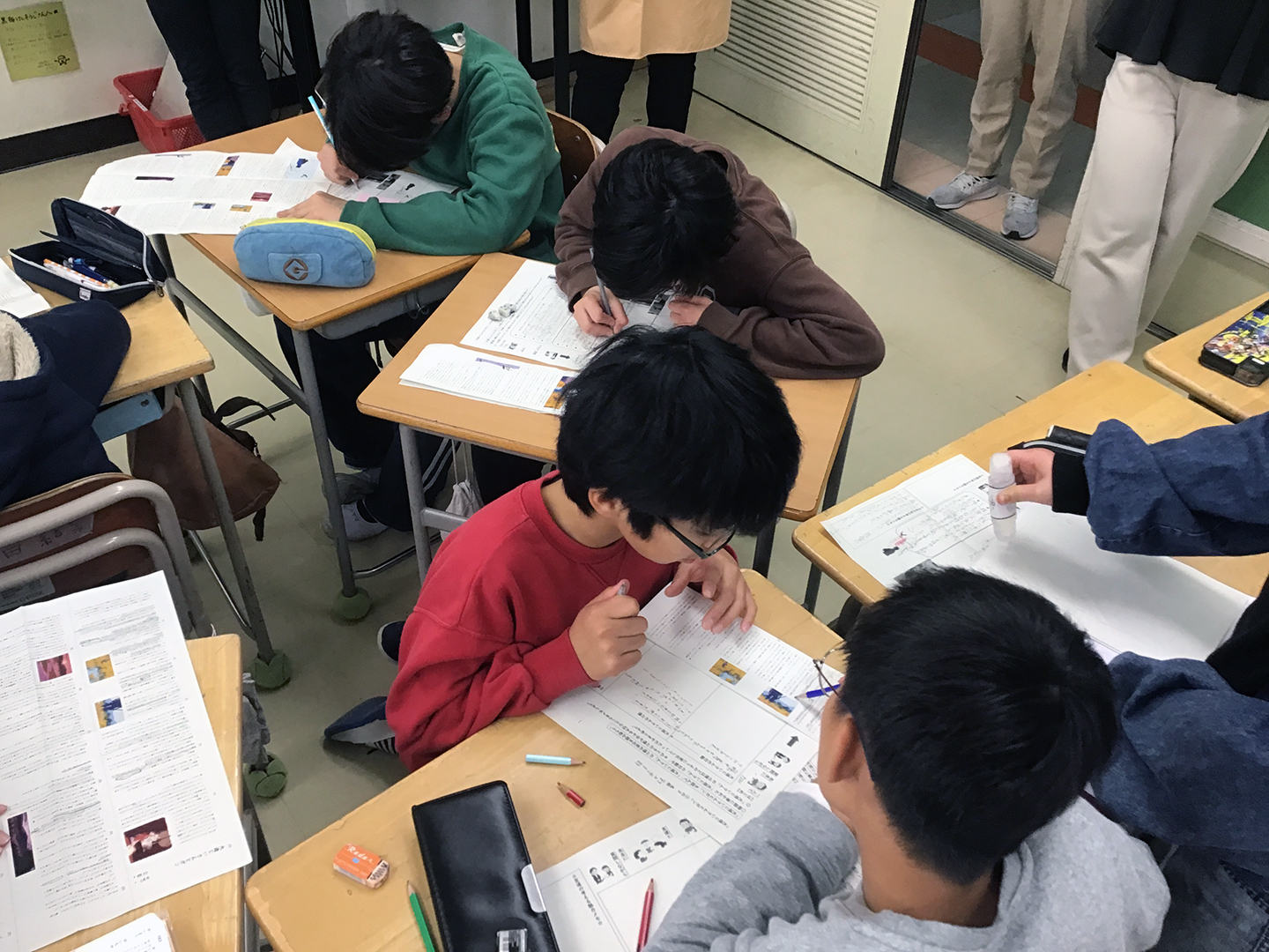 子どもたちどうしで話し合いながら課題を解決していく