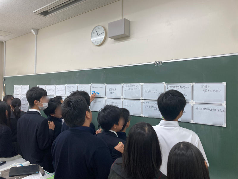 各自のホワイトボードを黒板に貼り、全員で目を通す　画像